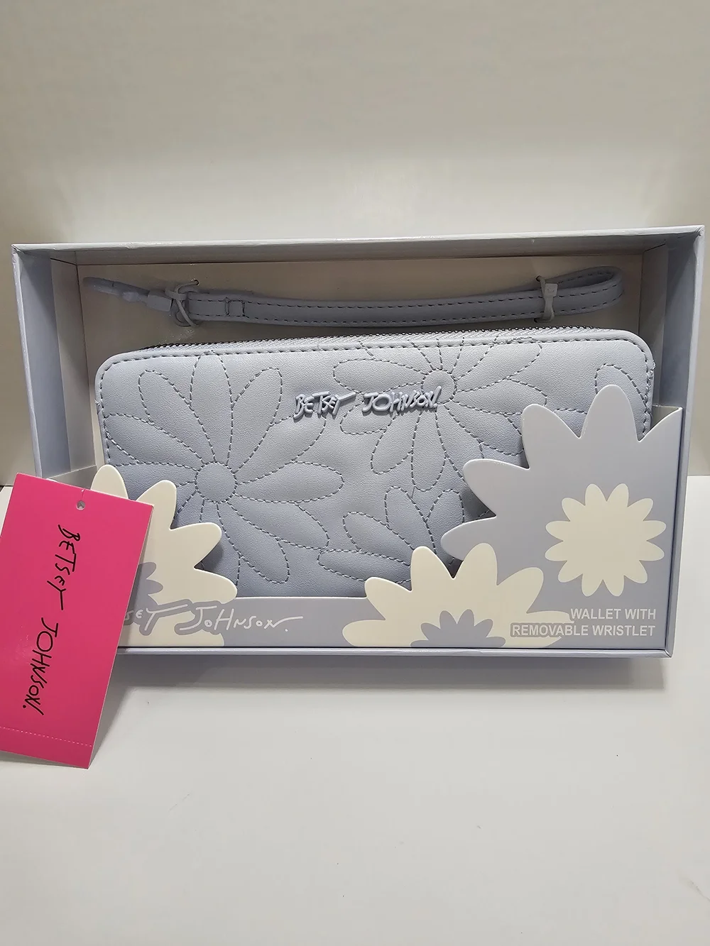 Betsey Johnson Light Blue Daisy Quilted Zip Around Wristlet Wallet NIB NWT